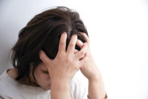 うなだれる女性