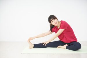 ストレッチをする女性