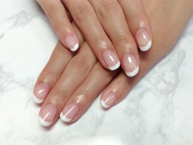 爪の形をシャープに見せるV字フレンチやVカットストーンのデザイン